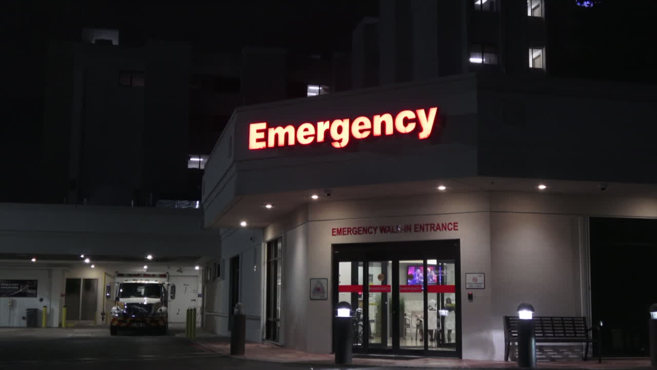 외부 야간 병원 응급 입구 중간