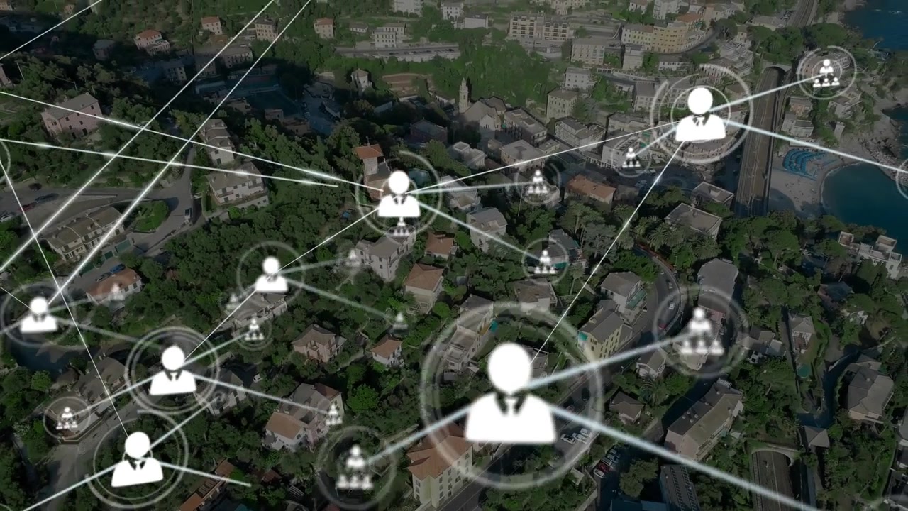 Bersaglio luminoso che appare sopra un tetto, con un avatar centrale che cresce e traccia linee che mappano una rete sulla costa