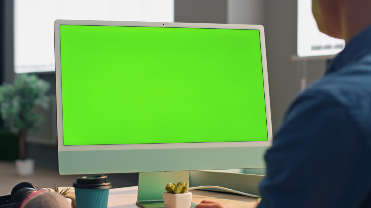 사무실에서 문자 메시지를 보내는 사업가 크롬키 컴퓨터 키보드 클로즈업.