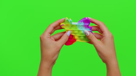 Mädchenhände-Drücken-Buntes-Anti-Stress-Touchscreen-Push-Pop-it-Spielzeugspiel-Auf-Chroma-Key