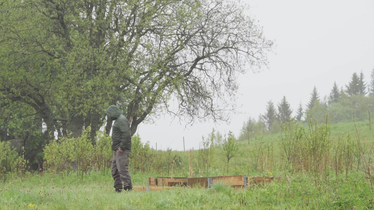 아침 일찍 자연 풍경에서 후디 재을 입은 남자