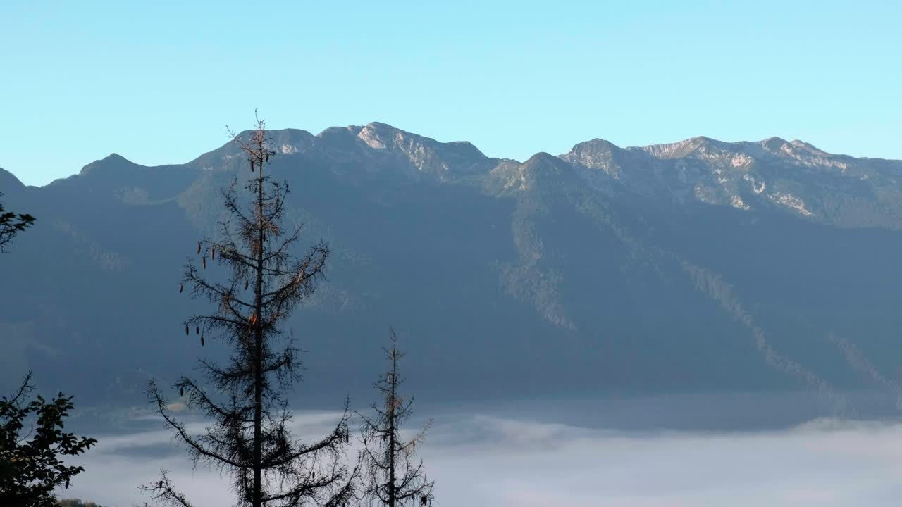 mirador en eslovenia con vistas al lago bohinj con una inversión de nubes