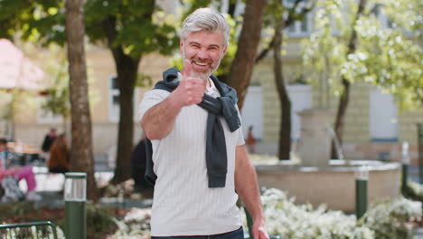 Glücklicher-Reifer-Mann-Zeigt-Daumen-Hoch-Wie-Etwas-Positives-Gutes-Positives-Feedback-Auf-Der-Stadtstraße