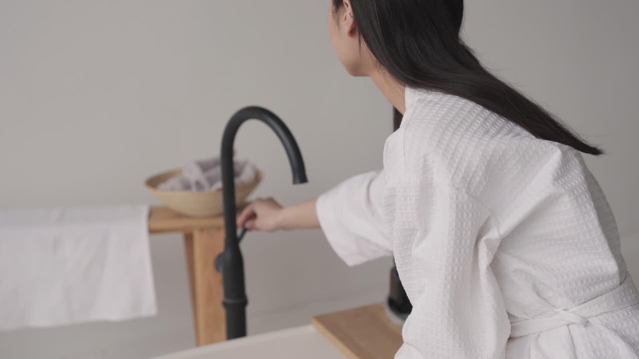 그녀의 다리에 물을 받고 소녀 1