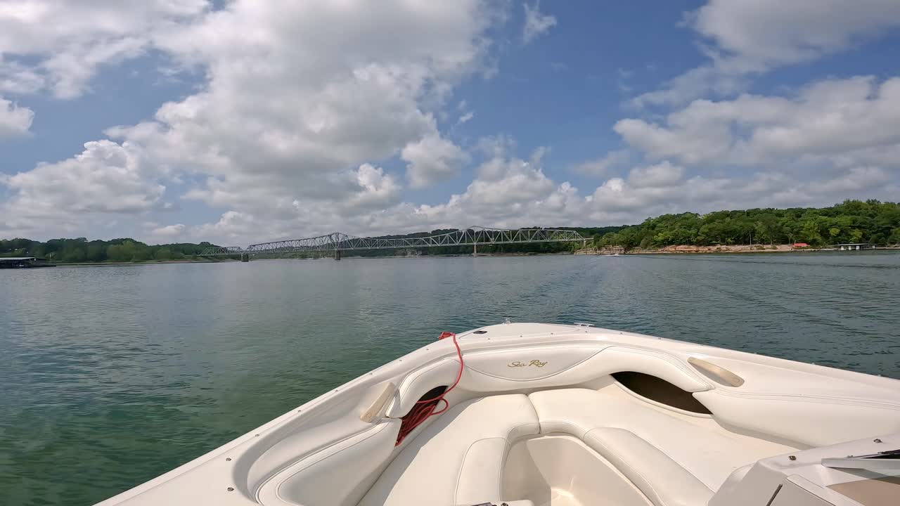 테이블 위의 킴벌링 시티 다리 아래 순항