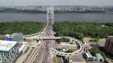 Patrón-De-Tráfico-Agitado-Para-Entrar-En-El-Puente-George-Washington,-Fort-Lee,-Nueva-Jersey