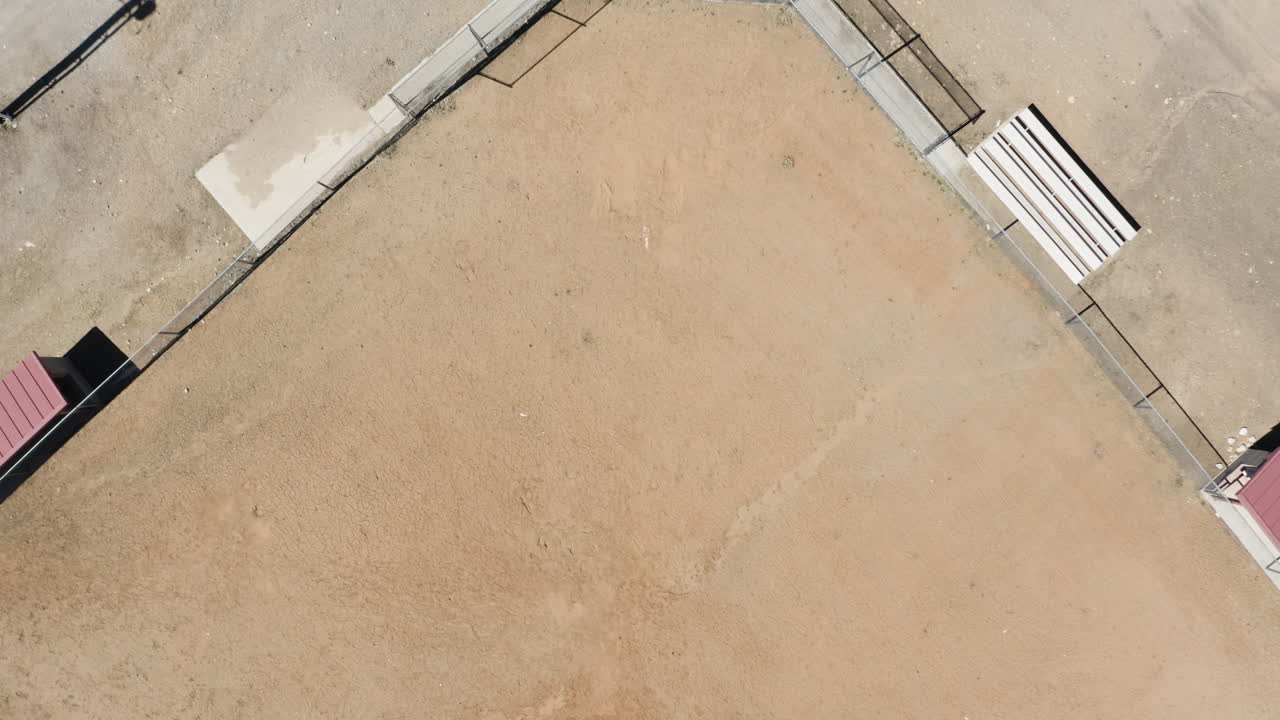 유타주 유레카에 있는 건조하고 버려진 농장 방목장과 마구간에서 공중 드론 촬영