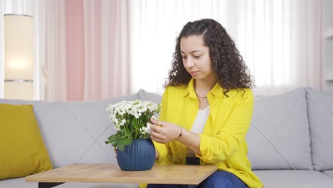 Eine-Junge-Frau,-Die-Blumen-Liebt.