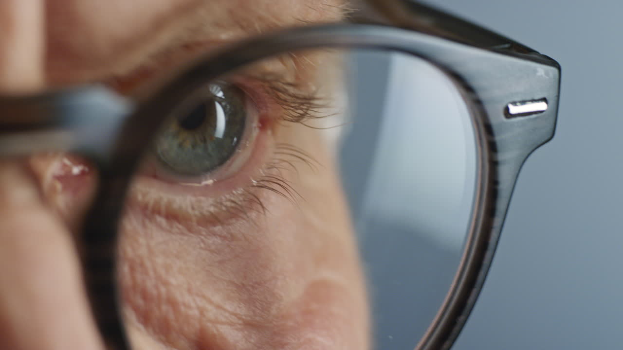 ojos macro de cerca anciana con gafas visión sana concepto de optometría