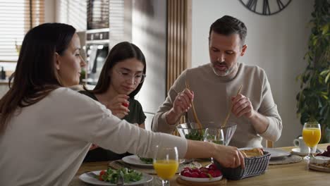 Kaukasische-Dreiköpfige-Familie,-Die-Zusammen-Frühstückt