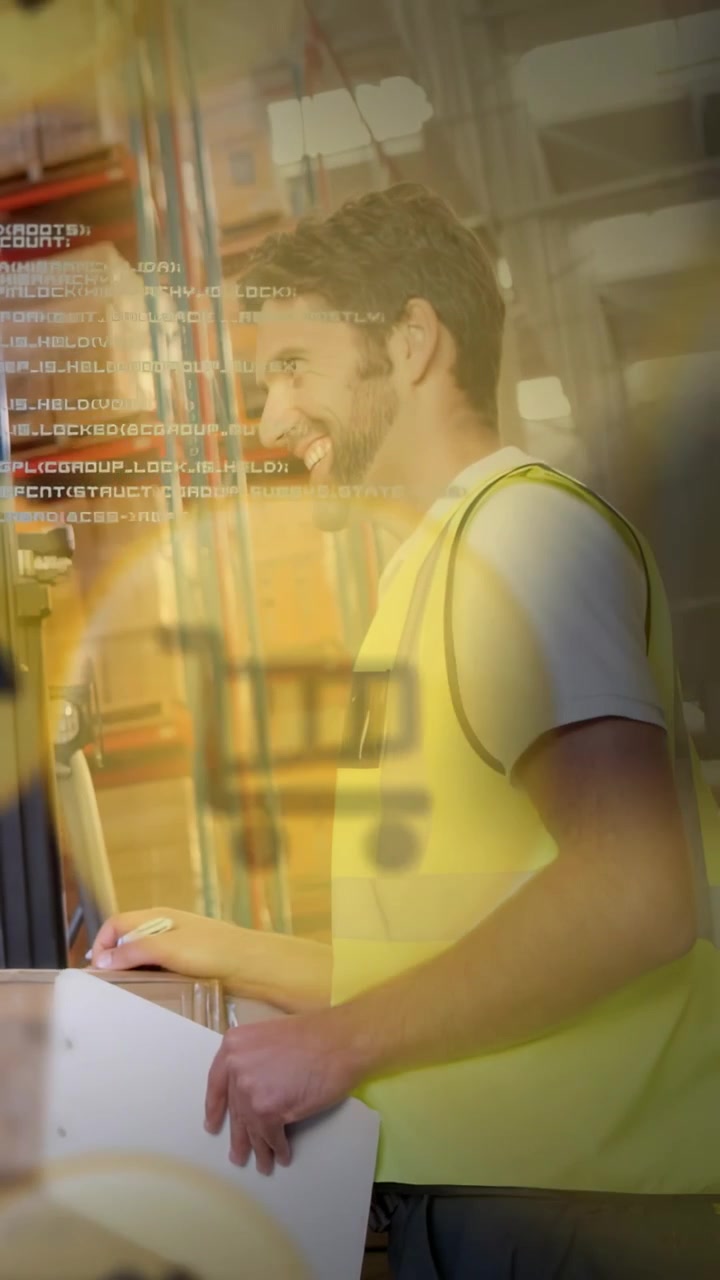 Video vertical: Personal operando terminal en almacén, mostrando icono de carrito, código mientras verifica el inventario.