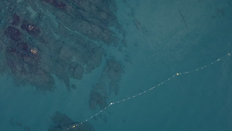 Vogelperspektive-Auf-Das-Wunderschöne-Türkisfarbene-Meer-In-Südfrankreich,-Côte-D&#39;Azur