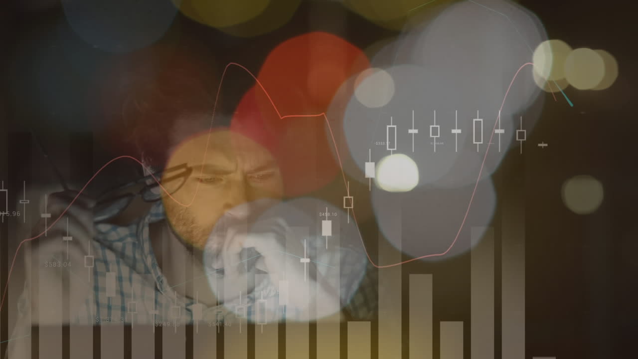 나중에 사무실에서 일하는 지친 사업가의 표면 수준 뷰