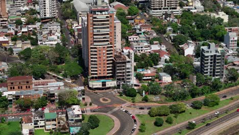 impresionante zoom en los edificios de la ciudad costera en argentina