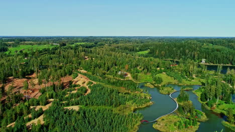 Toma-Aérea-De-Seguimiento-De-La-Naturaleza-En-El-Parque-Nacional-De-Kemeri,-Verano-En-La-Soleada-Letonia.