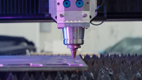 Primer-Plano-De-La-Máquina-De-Corte-Por-Láser-Cnc