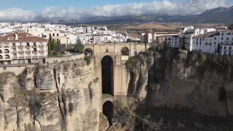 hiperlapso aéreo: los visitantes exploran puente nuevo puente en ronda españa