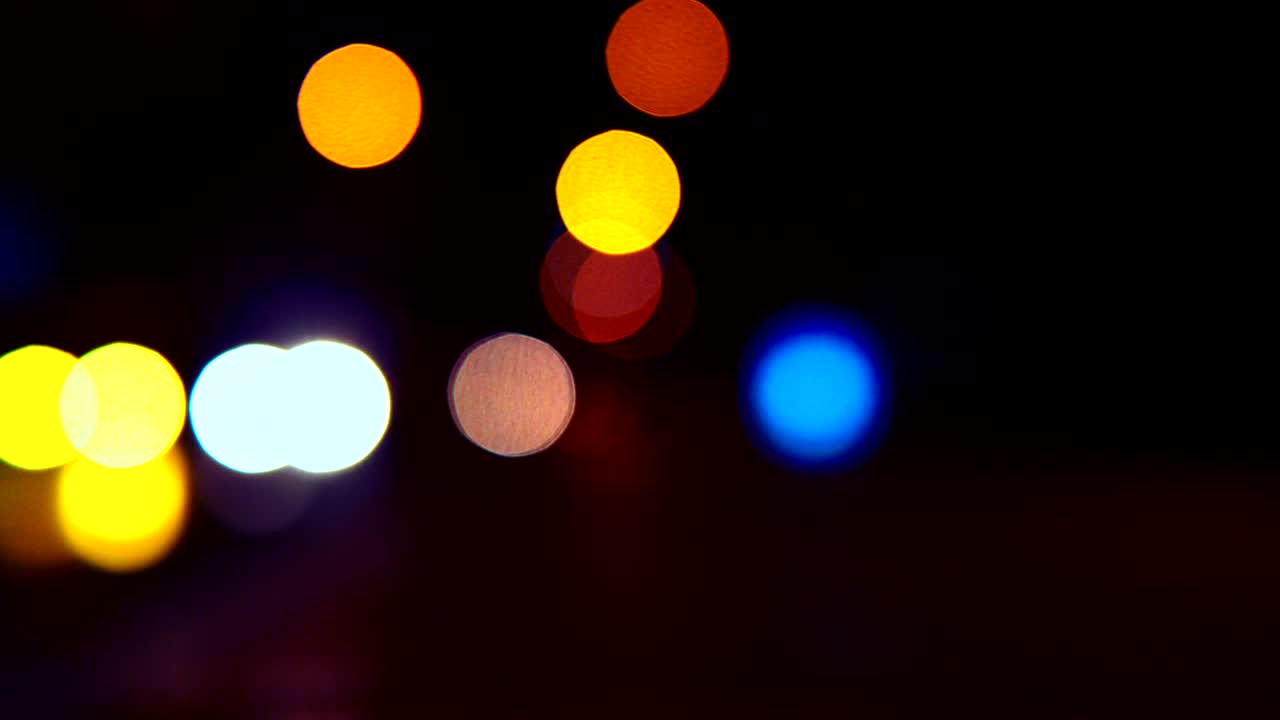semáforos nocturnos desenfocados bokeh - fondo abstracto