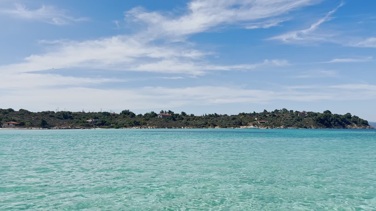 그리스 할키디키 반도의 청정 파란 발 해변