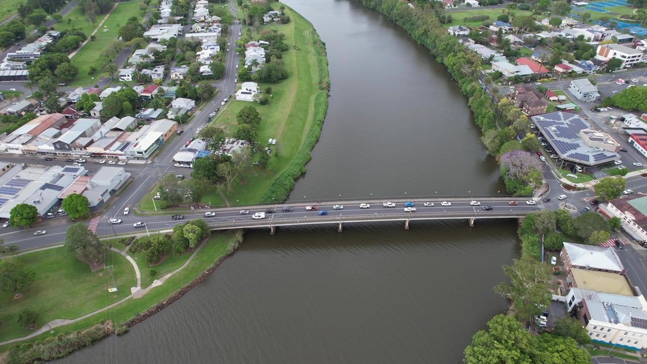 Auto che transitano sul ponte di Wollumbin Street sopra il fiume Tweed nel Nuovo Galles del Sud, Australia. - ripresa aerea.