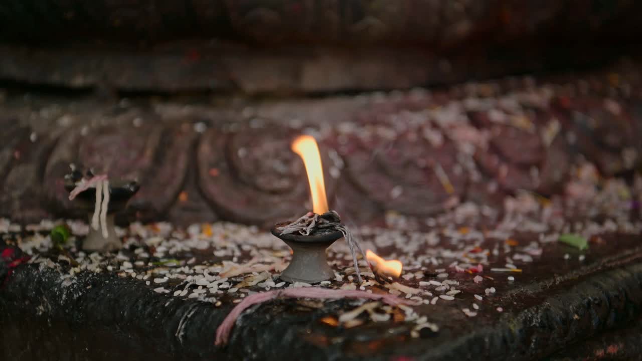 velas en un templo budista en bhaktapur en nepal, cerca de la oración velas para orar en la antigua ciudad de bhaktapur, utilizadas en un lugar espiritual y sagrado de culto