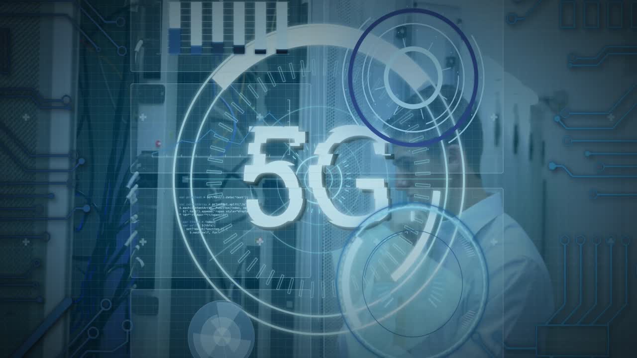 animazione di testo 5g, scansione di scopes, elaborazione dei dati su ingegnere it maschio caucasico e server