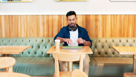 Computadora-Portátil,-Cafetería-Restaurante-Y-Hombre-Escribiendo