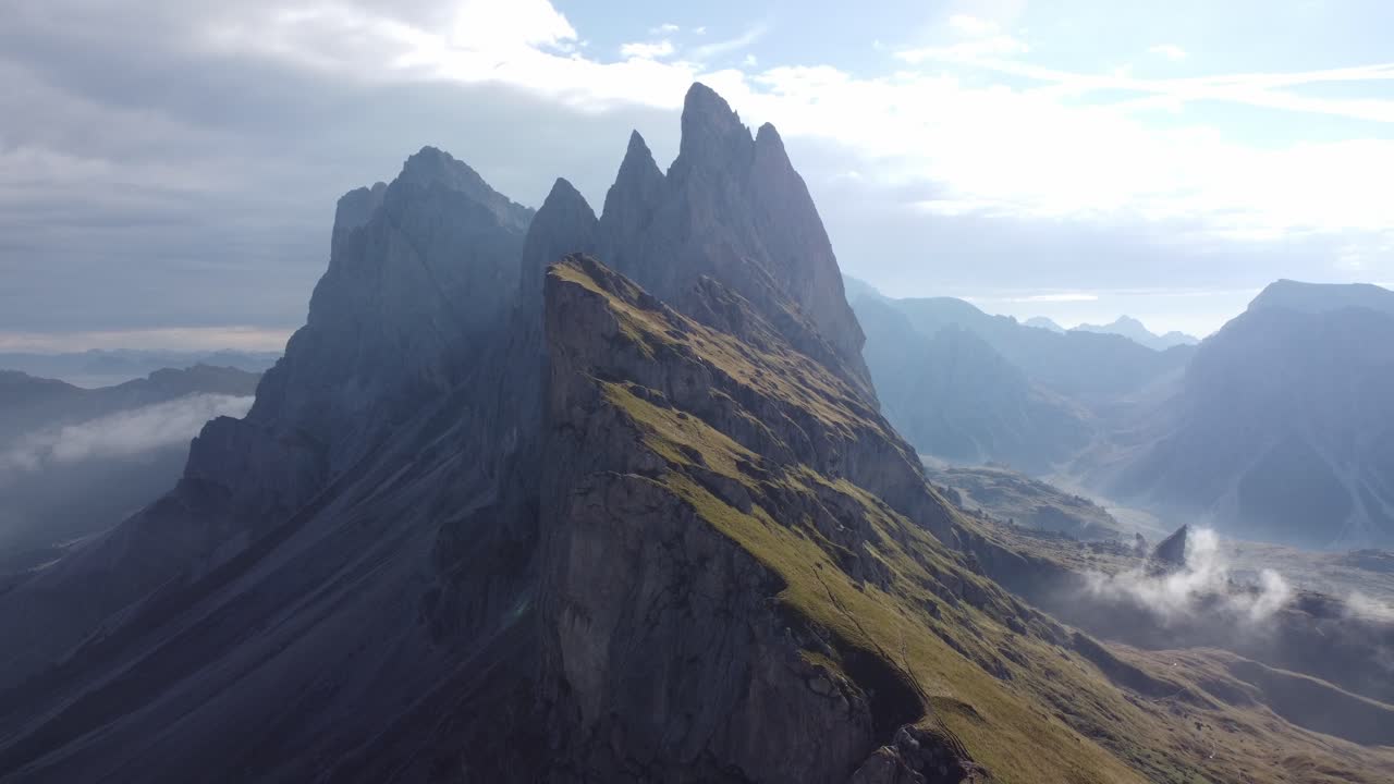 Vista aerea ravvicinata di una montagna nelle Dolomiti in una mattina nuvolosa, Italia.
