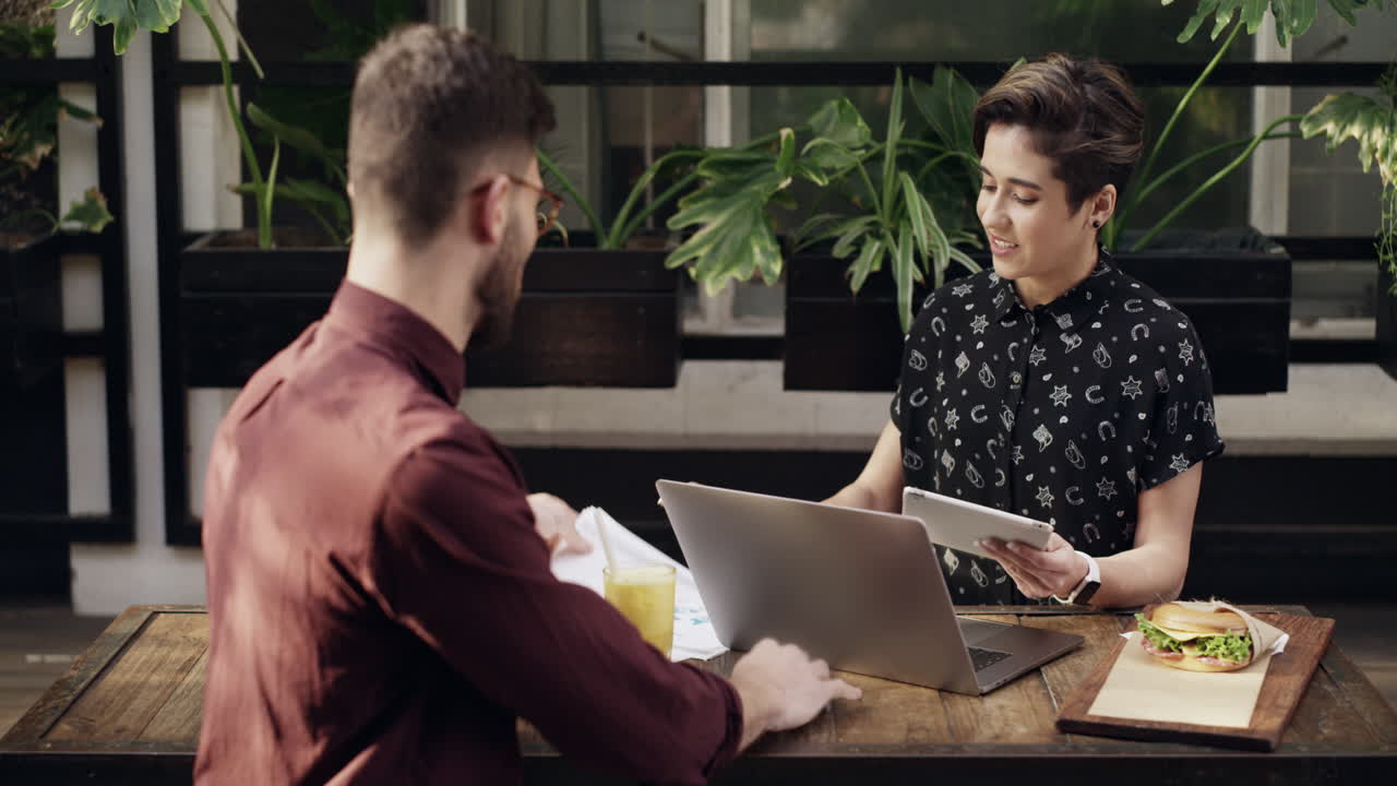 estableciendo una tienda en su cafetería local