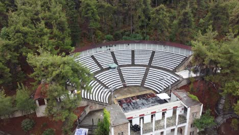 un teatro en el bosque rodeado de árboles