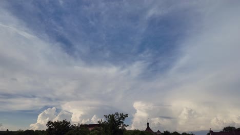 Timelapses-De-Tormenta-En-El-Cielo-Azul