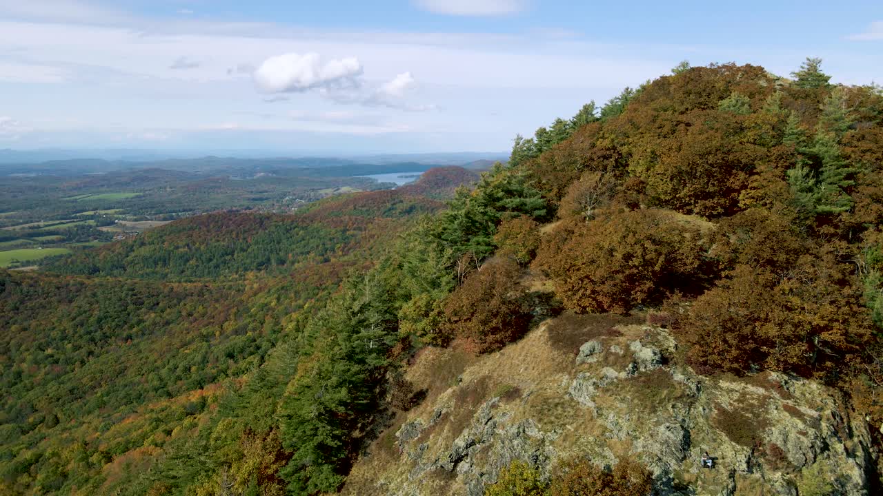 ruta de senderismo en el pico de la montaña en el desierto de new hampshire nueva inglaterra - vista aérea de drones