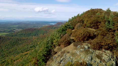 Wanderweg-Auf-Dem-Berggipfel-In-Der-Wildnis-Von-New-Hampshire,-New-England---Luftdrohnenansicht