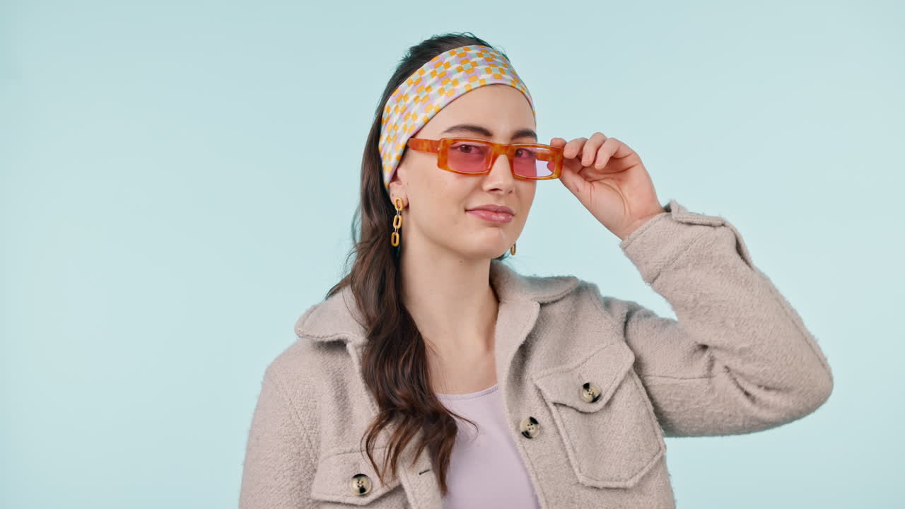 gafas de sol de moda, cara y mujer feliz guiño