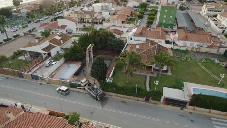 se instala una grúa en un sitio de construcción de bienes raíces