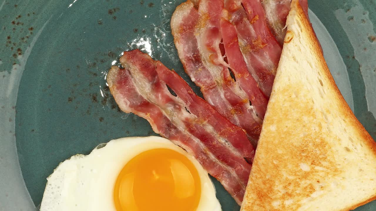 은 에 달과 베이컨을 접시에 회전