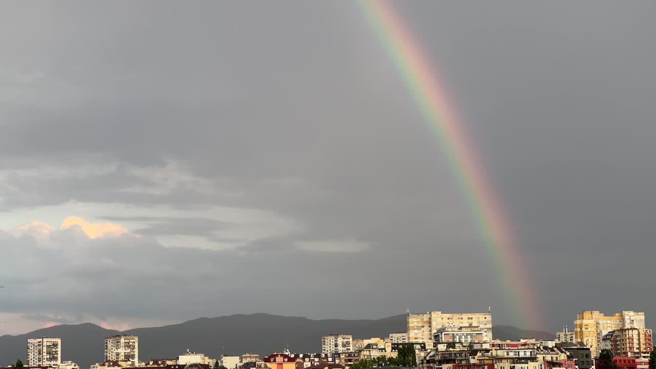 arco iris sobre la ciudad de sofia, bulgaria, en el verano