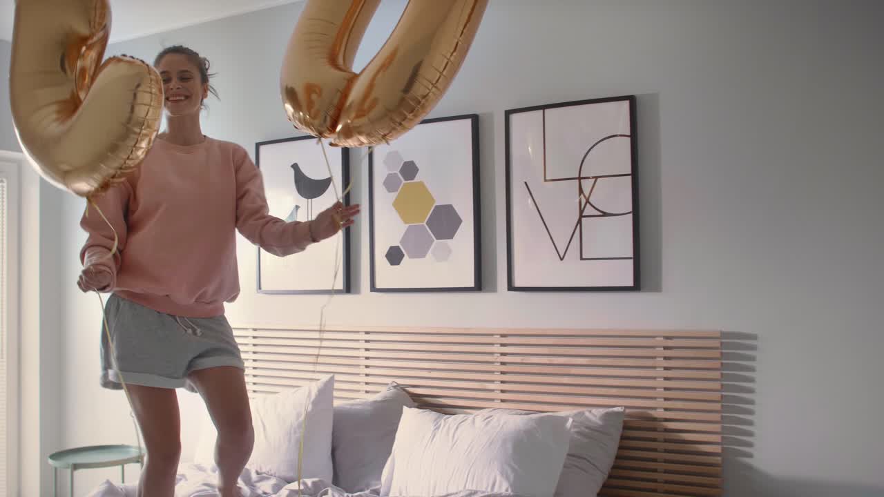 mujer pasando el tiempo de cumpleaños en casa