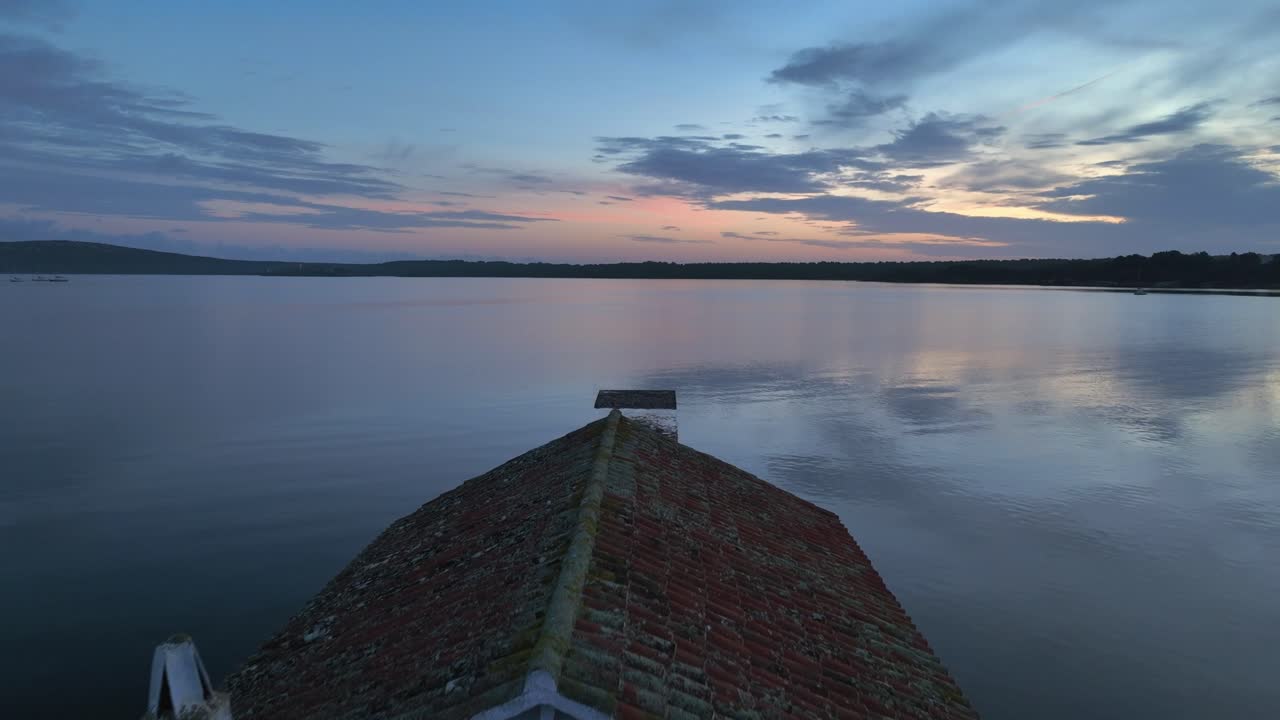 casa aislada del lago en la costa de la bahía de fornells en españa
