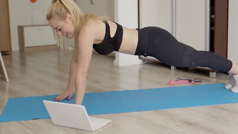 deportista atractiva haciendo flexiones en casa