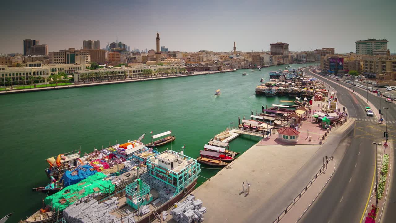 두바이의 유명한 데라 크리크 (dera creek) 는 아랍에미리트 (united arab emirates) 의 4k 타임 스 (time lapse) 트래픽을 담고 있다.