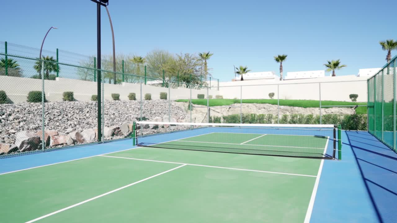 toma reveladora con plataforma rodante de las canchas de tenis al aire libre recién construidas durante el verano.
