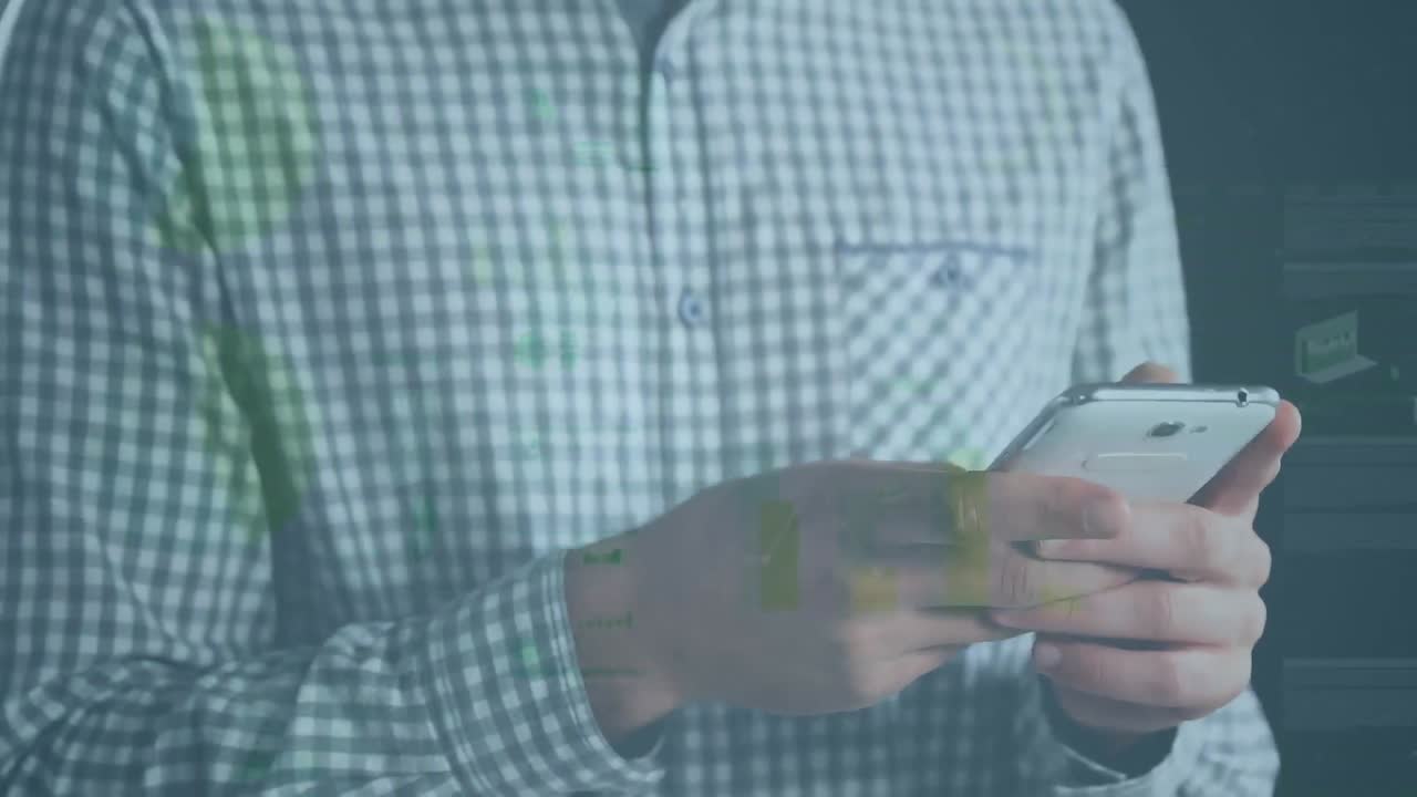 animación del procesamiento de datos financieros sobre un empresario caucásico que usa un teléfono inteligente