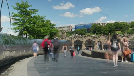 Lapso-De-Tiempo-De-Personas-Caminando-Hacia-Y-Desde-La-Estación-De-Tren-De-Sheffield-Con-La-Estación-De-Tren-De-Sheffield-En-El-Fondo-4k-25p