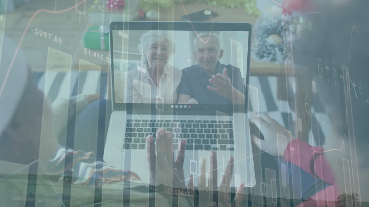 animación de procesamiento de datos sobre una pareja caucásica de edad avanzada haciendo una videollamada con su familia
