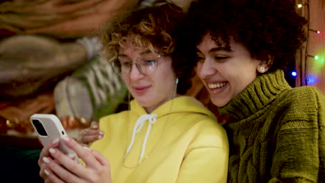 pareja de lesbianas en un bar