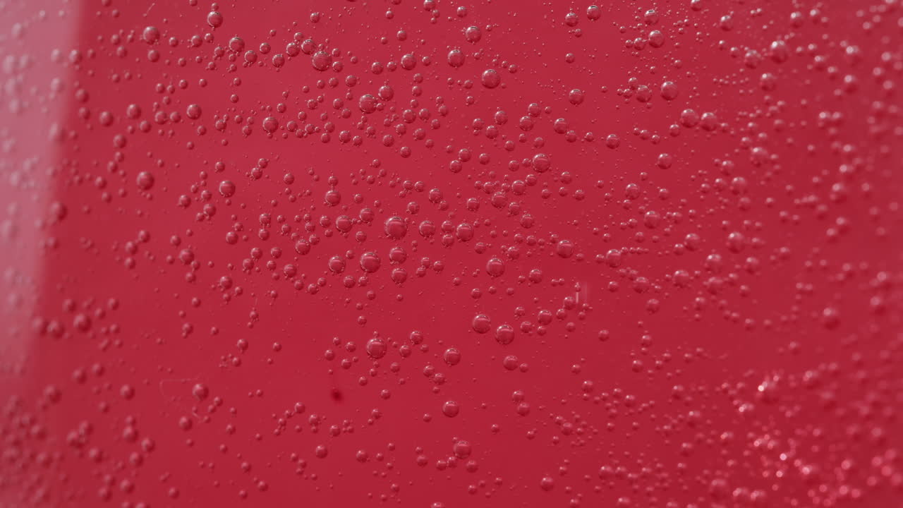 bebida roja con burbujas