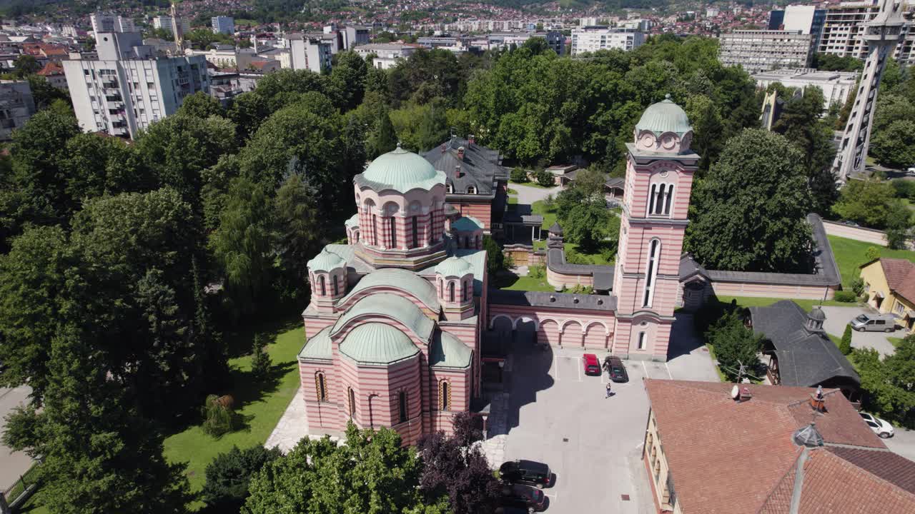 una imagen aérea serena de la iglesia ortodoxa de la trinidad en banja luka, bosnia