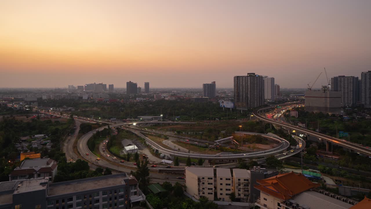 el lapso de tiempo de día a noche de la vista aérea de los coches que conducen en la carretera de la carretera en el centro de bangkok, tailandia. distrito financiero y centros comerciales en ciudades urbanas en asia.