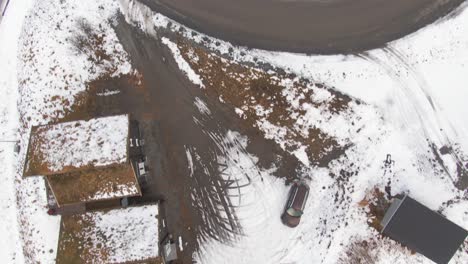 Paisaje-Invernal-De-La-Comunidad-De-Vecinos-Suecos-Cubiertos-De-Nieve-Que-Muestra-Los-Tejados-Y-Las-Calles